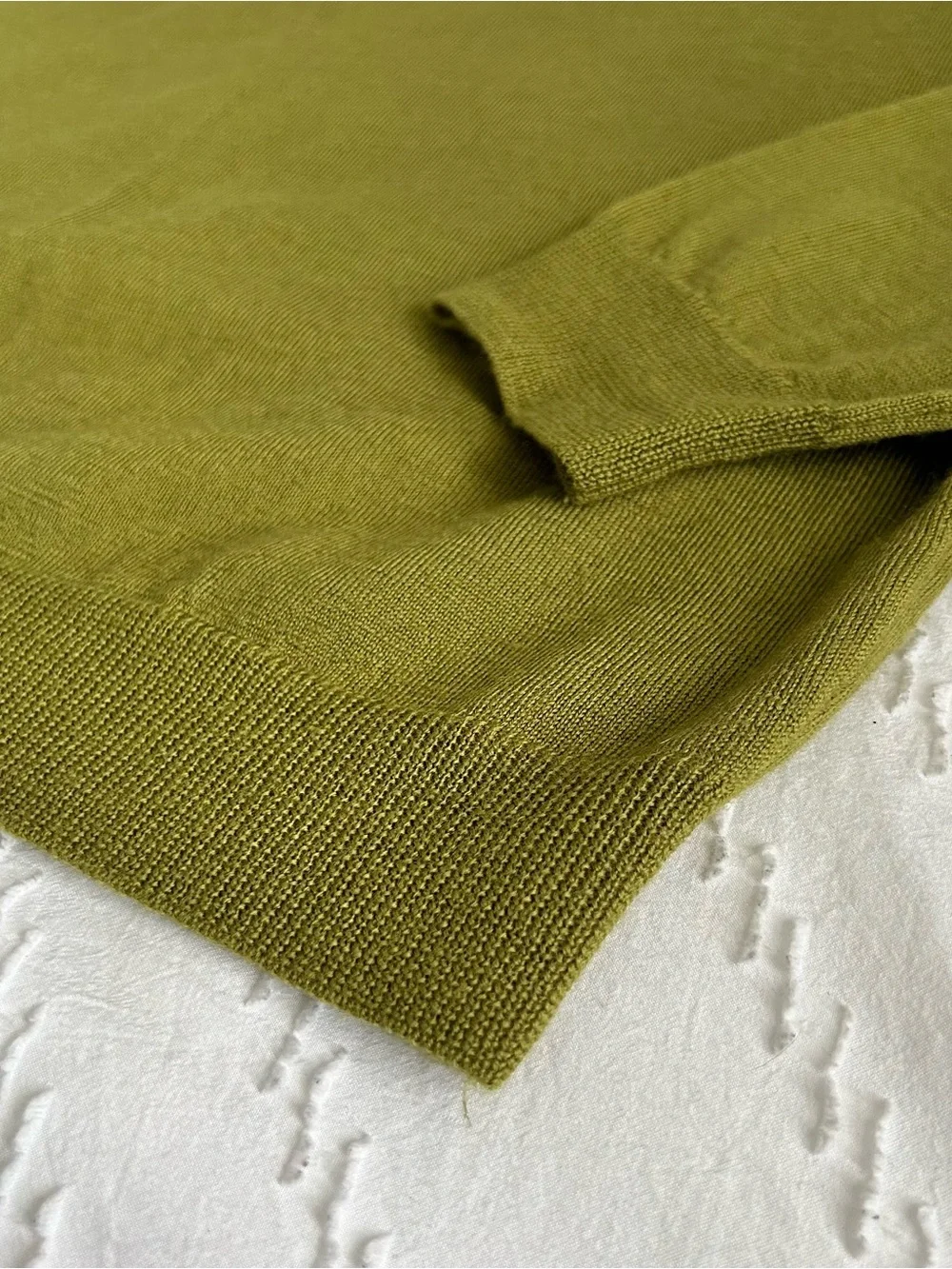 J. CREW Men’s 100% Merino Wool V-Neck Pullover Sweater Knit Olive Green Large